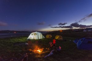 Un terrain de camping au cœur de la forêt.
